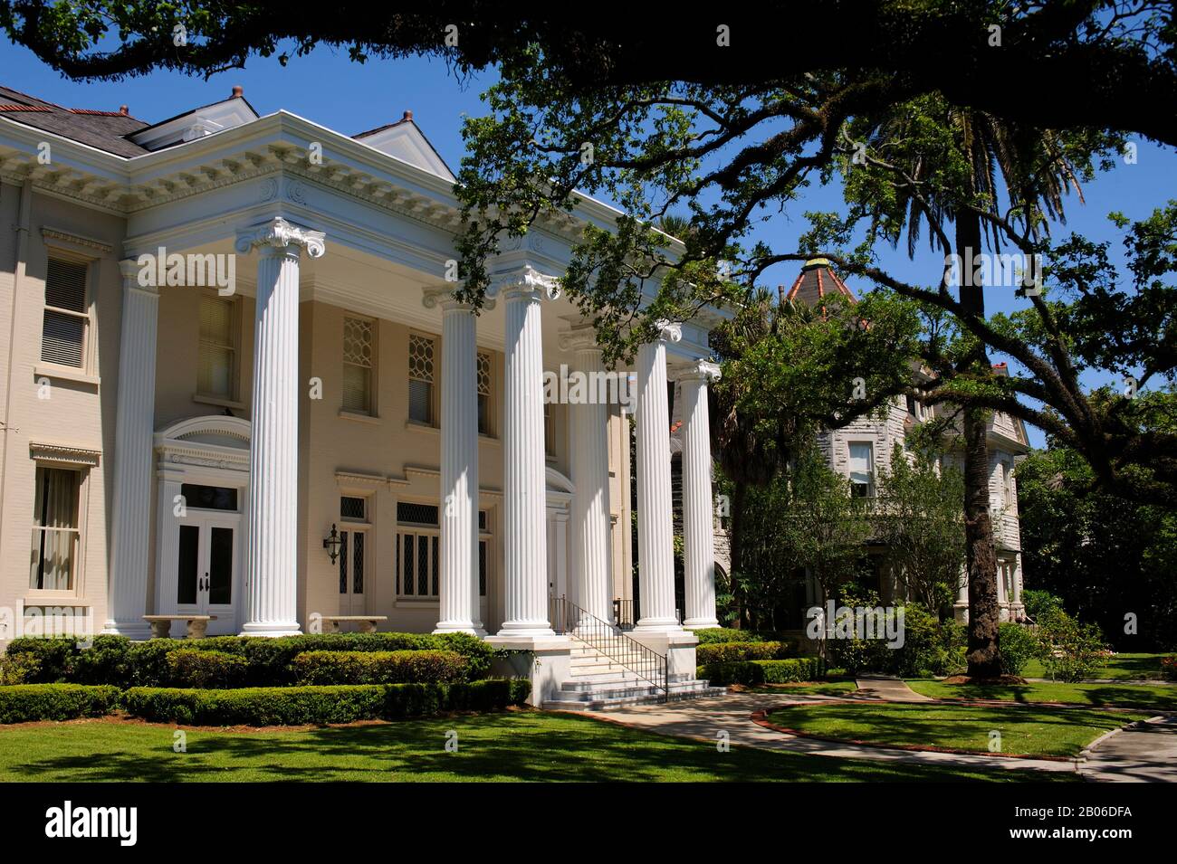 USA, LOUISIANA, NEW ORLEANS, MANSION ALONG ST. CHARLES STREET Stock