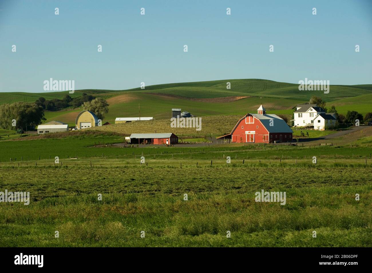 USA, WASHINGTON STATE, PALOUSE, NEAR PULLMAN, FARM WITH RED BARN Stock