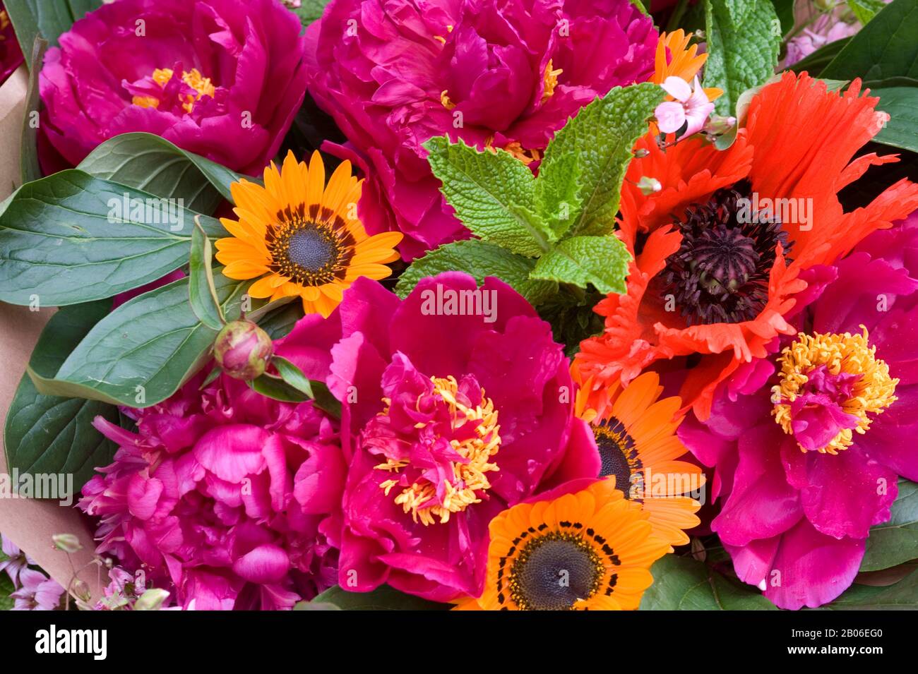 USA, WASHINGTON, SEATTLE, PIKE PLACE MARKET, FLOWER BOUQUET WITH PEONIES, SUNFLOWERS AND POPPIES Stock Photo