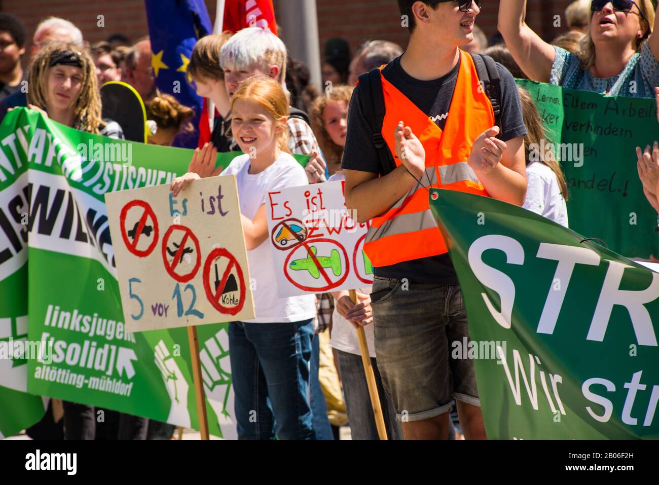 Rally holding signs hi-res stock photography and images - Alamy