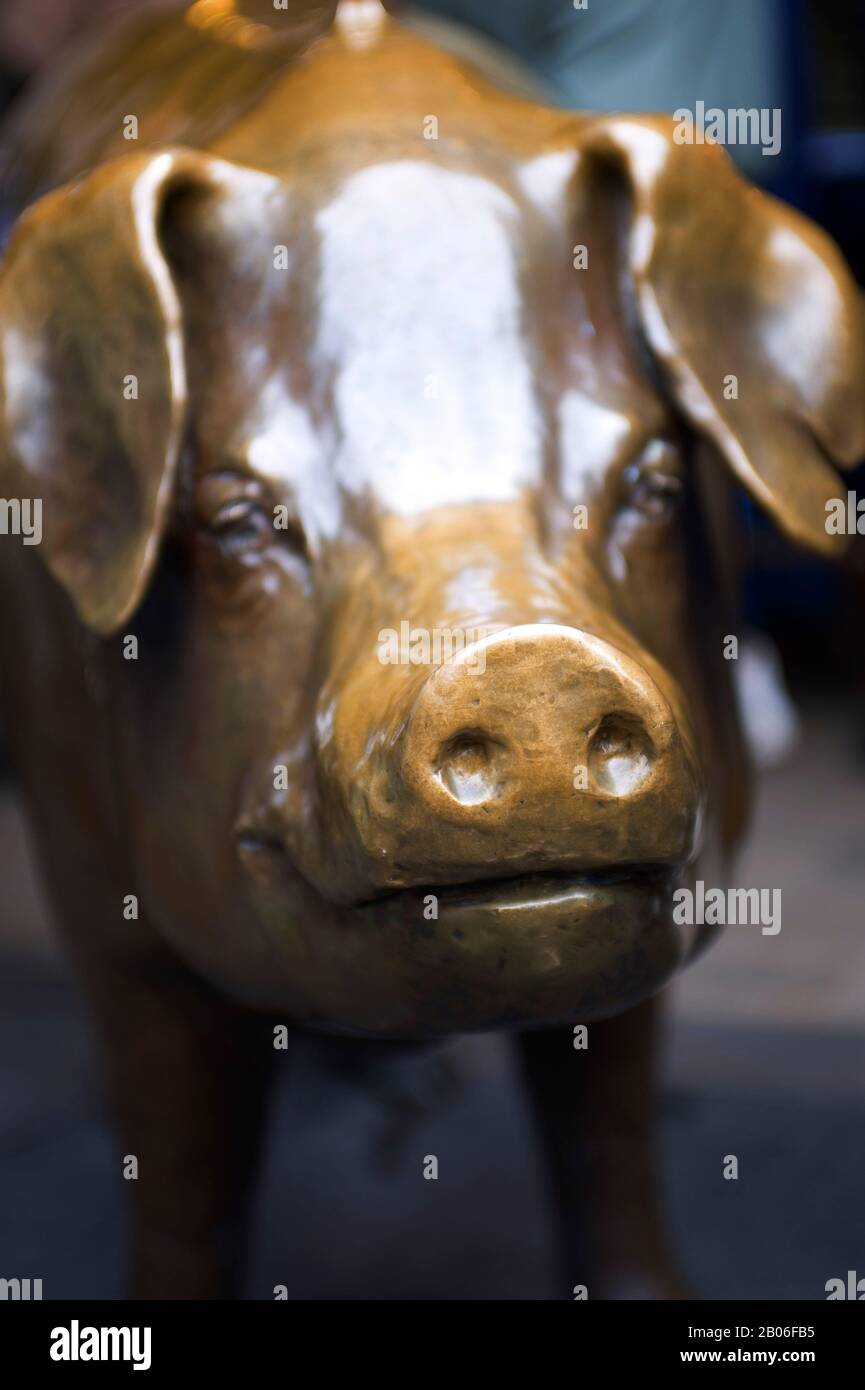 USA, WASHINGTON STATE, SEATTLE, PIKE PLACE MARKET, BRONZE PIG STATUE