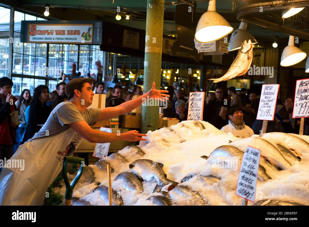 USA, WASHINGTON STATE, SEATTLE, PIKE PLACE MARKET, FRESH SEAFOOD STAND, FLYING FISH SHOW, VENDOR
