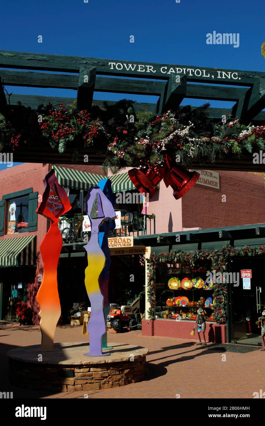 USA, ARIZONA, SEDONA, STREET SCENE, SHOPS AND STATUE (ART Stock Photo