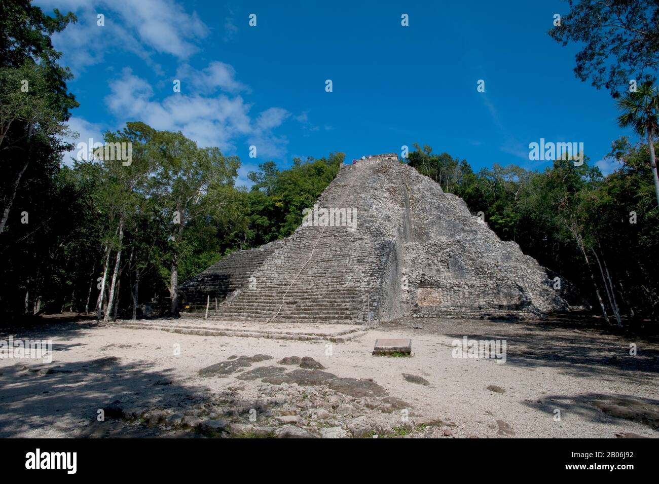 MEXICO, YUCATAN PENINSULA, NEAR CANCUN, MAYA RUINS OF COBA, NOHOCH MUT GROUP, VIEW OF CASTLE, PYRAMID Stock Photo