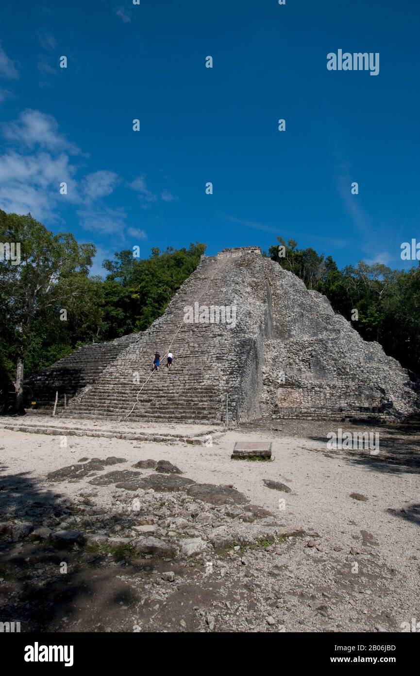 MEXICO, YUCATAN PENINSULA, NEAR CANCUN, MAYA RUINS OF COBA, NOHOCH MUT GROUP, VIEW OF CASTLE, PYRAMID Stock Photo