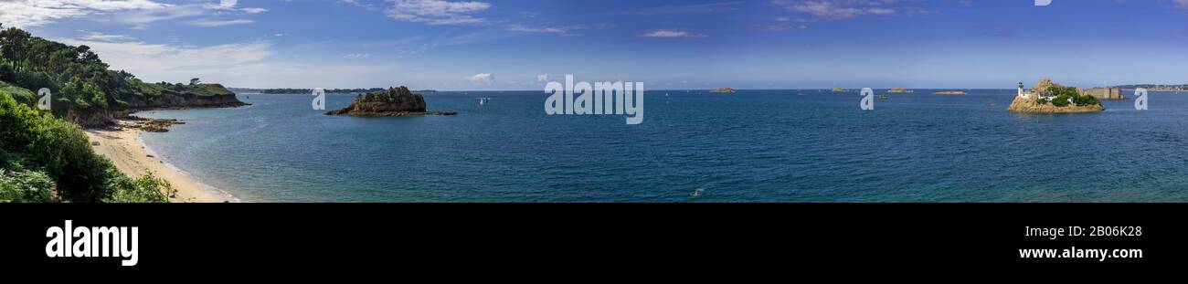 Plage de Tahiti and lighthouse on the Ile Louet, Carantec, Departement Finistere, France Stock Photo