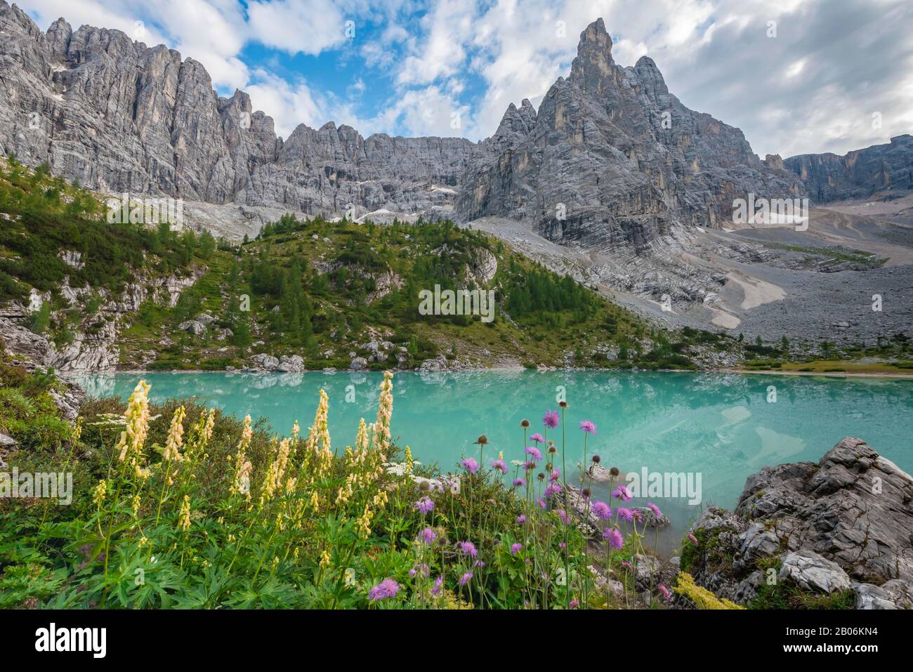 Turquoise-green Sorapis Lake, Lago di Sorapis and mountain top Dito di Dio, Dolomites, Belluno, Italy Stock Photo