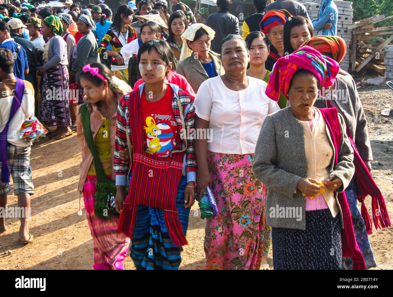 Attendees of the Phaung Daw O. Pagoda festival in Nyaungshwe: most important population of the villages surrounding Inle Lake (Burma) Stock Photo