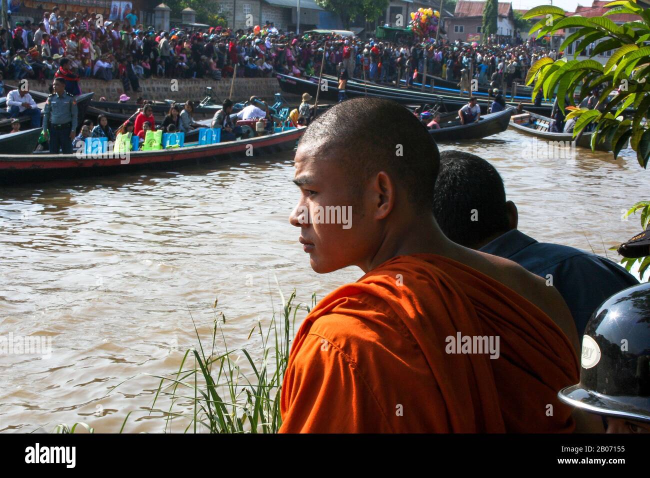 Nyaungshwe (Inle Lake- Burma). A monk observes the regatta held in October in tribute to the Phaung Daw O. Stock Photo