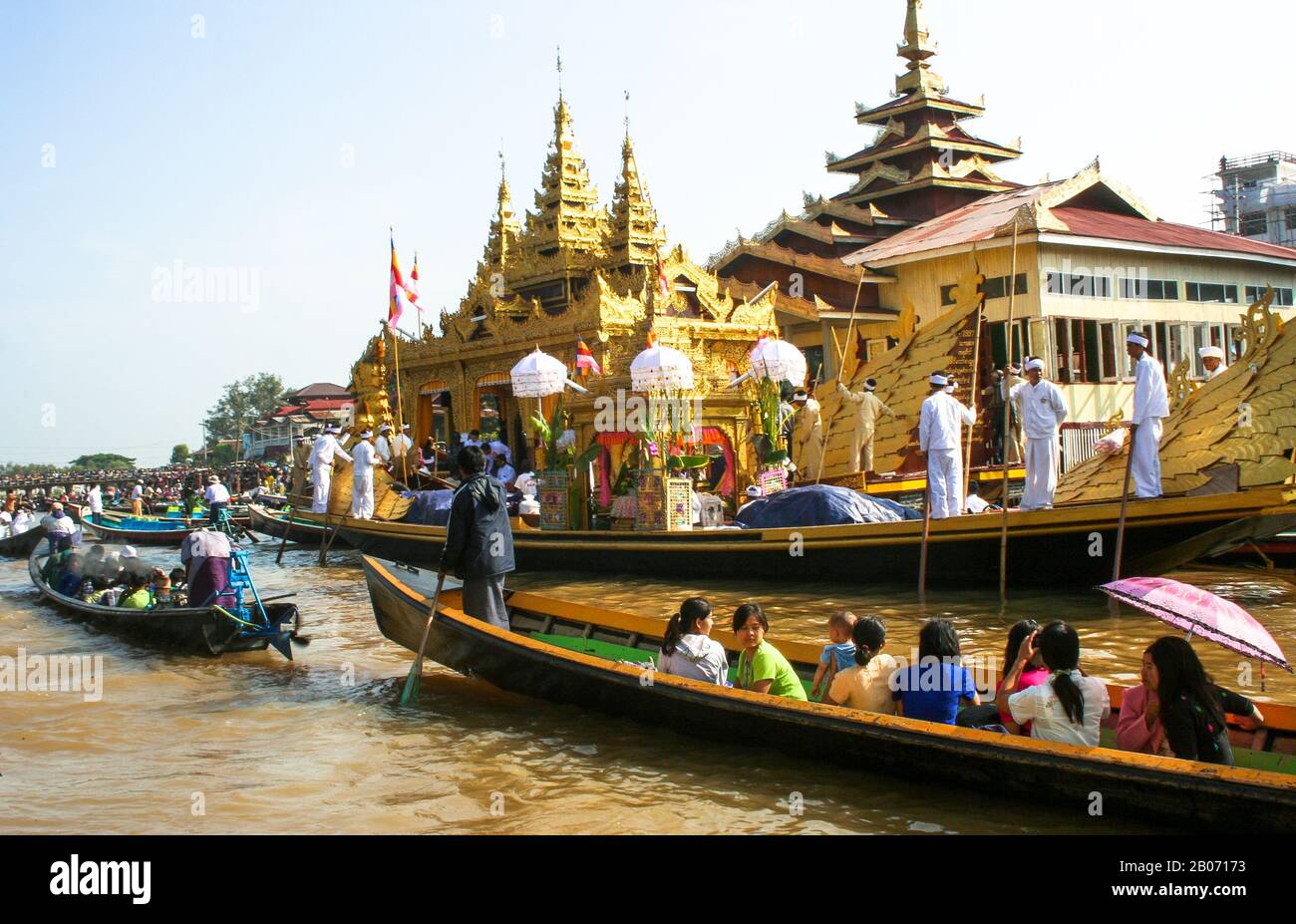 Nyaungshwe población más importante de los pueblos que rodean el Lago Inle (Birmania). En octubre se celebra el festival de la pagoda Phaung Daw O. Stock Photo