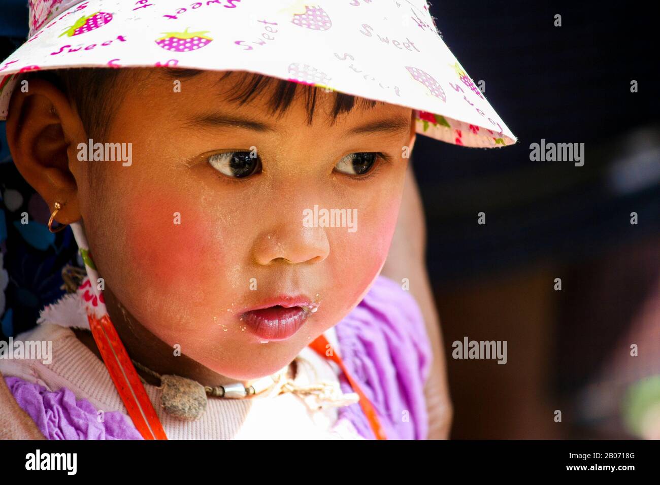 Nyaungshwe (Inle Lake- Burma). A girl observes the regatta held in October in tribute to the Phaung Daw O. Stock Photo