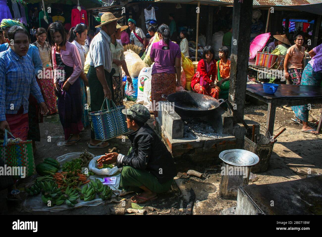 Market stall in Nyaungshwe: most important population of the villages surrounding Inle Lake (Burma) Stock Photo