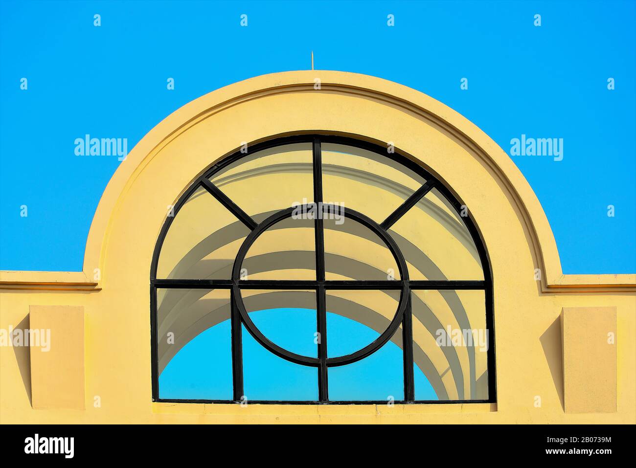 Curved roof structure hi-res stock photography and images - Alamy