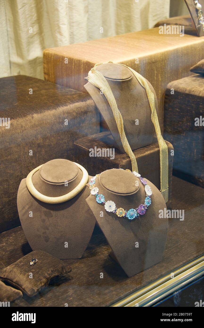 Gold necklaces venice hires stock photography and images Alamy