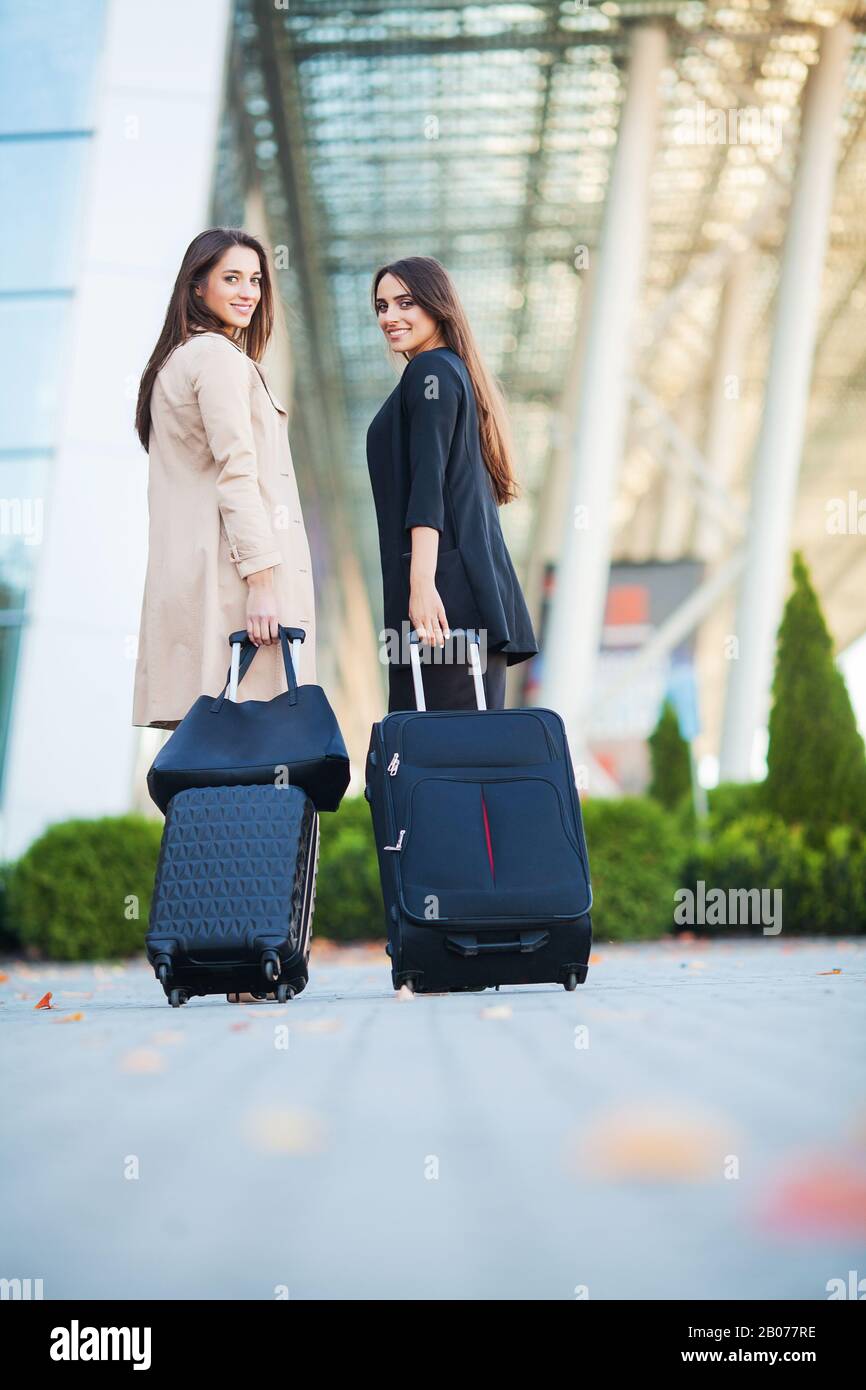 Пара с чемоданами. С багажом идти на верх на 5эт. Девушка с чемоданом. Мужчина и женщина с чемоданами. Чемодан по ступенькам.