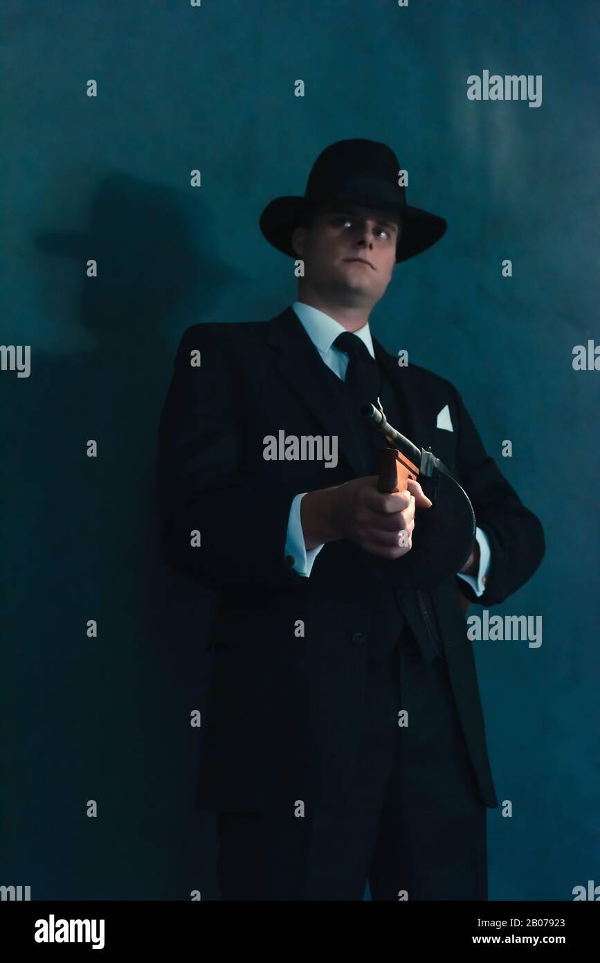 Man suit 1930s film noir hi-res stock photography and images - Alamy