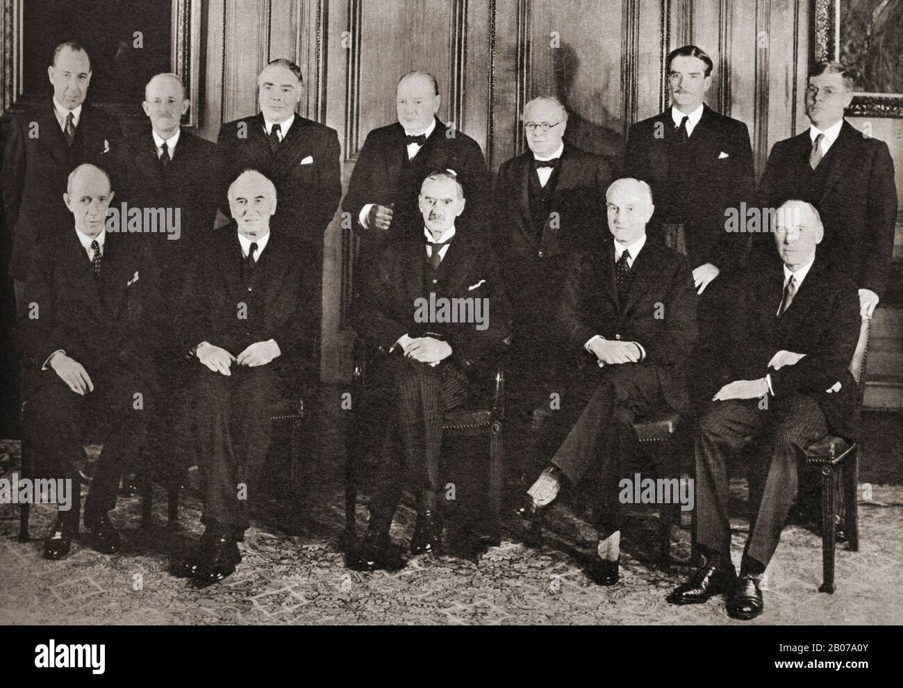 Mr. Neville Chamberlain's War Cabinet,1939. Left to right standing, Sir John Anderson, Home Security.  Lord Hankey, Minister without portfolio.  Mr. L. Hore-Belisha, War.  Mr. Winston Churchill, First Lord of the Admiralty.  Sir Kingsley Wood, Air.  Mr. Eden, Dominion Affairs.  Sir Edward Bridges, Secretary to the War Cabinet. Left to right seated, Lord Halifax, Foreign Secretary.  Sir John Simon, Chancellor of the Exchequer.  Mr. Neville Chamberlain, Prime Minister.  Sir Samuel Hoare, Lord Privy Seal.  Lord Chatfield, Minister for Co-ordination of Defence.  Sir John Anderson and Mr. Eden, tho Stock Photo