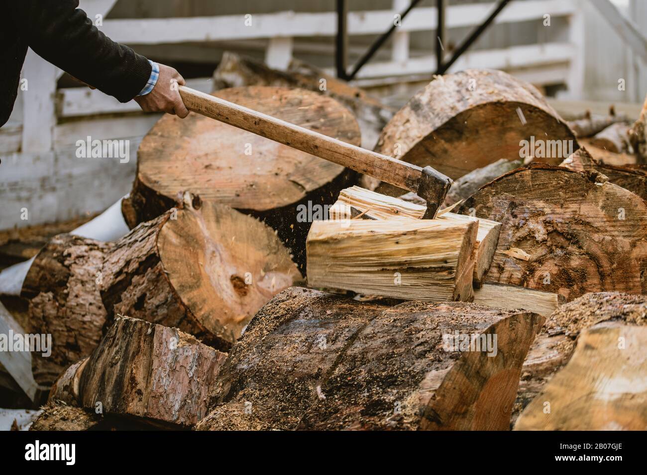 Man cut wood axe hi-res stock photography and images - Alamy