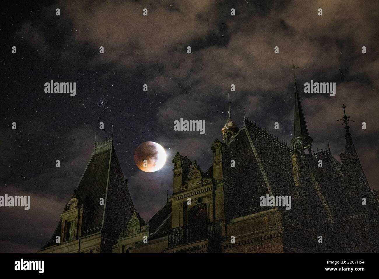 Lunar eclipse / blood moon 21.1.2019 with Hünegg Castle in Hilterfingen Switzerland Stock Photo