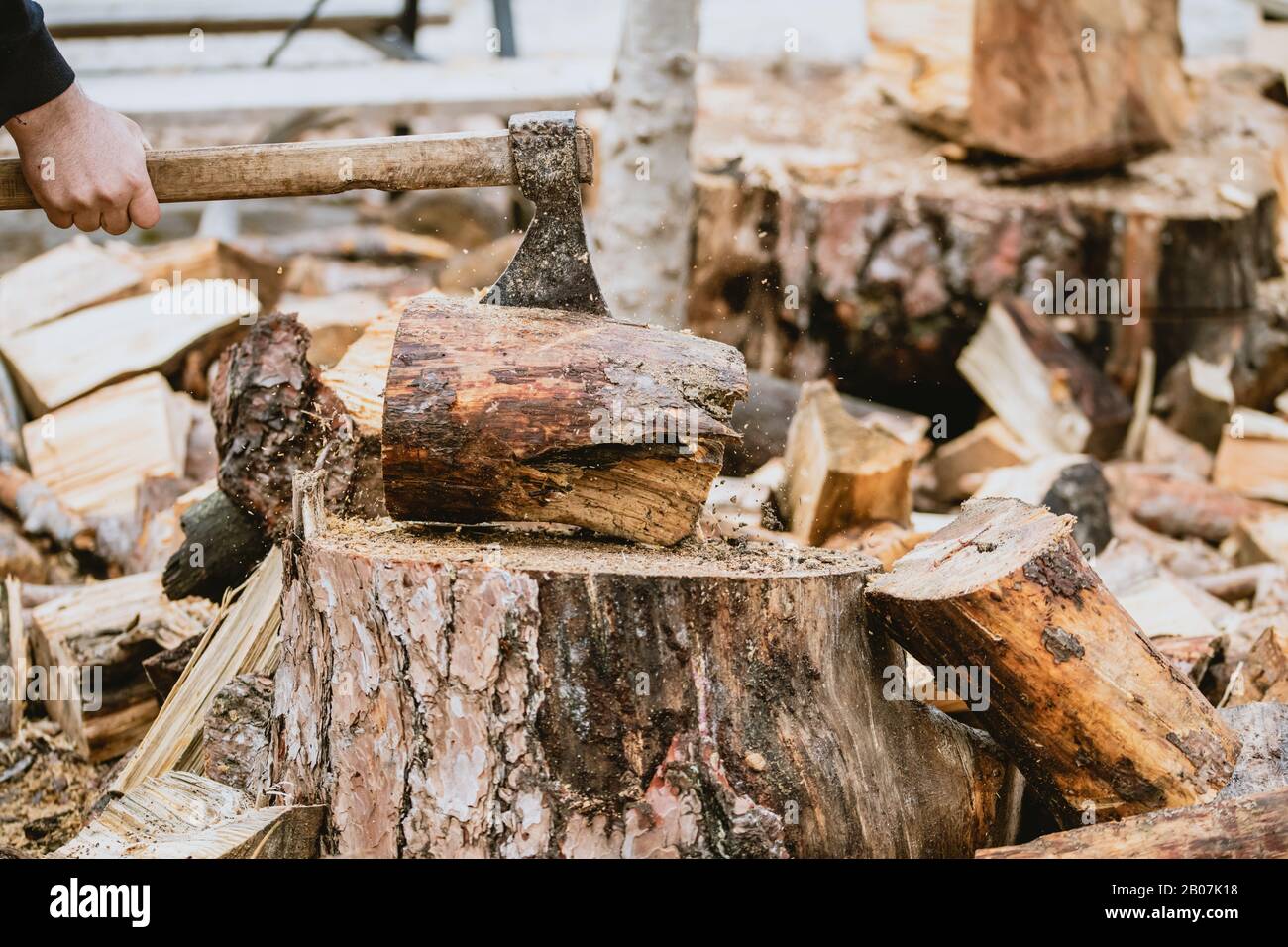 Man cut wood axe hi-res stock photography and images - Alamy