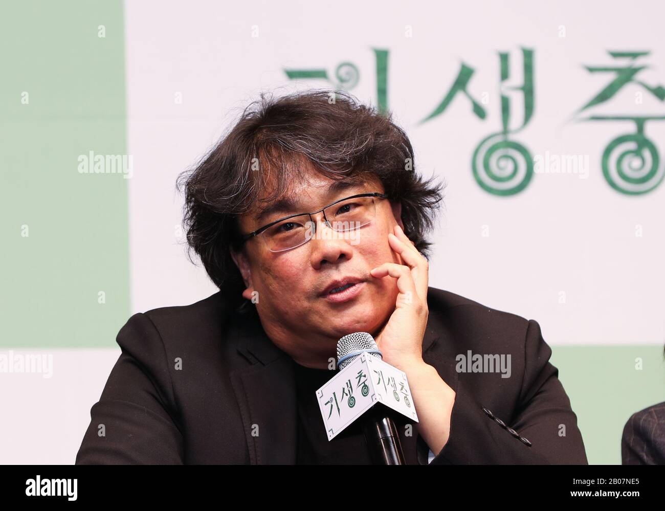 (200219) -- SEOUL, Feb. 19, 2020 (Xinhua) -- Bong Joon-ho, director of the South Korean film 'Parasite', answers questions at a press conference in Seoul, South Korea, Feb. 19, 2020. 'Parasite', a South Korean black comedy, became the first non-English language film to win the Oscar for best picture, and also nabbed awards for best original screenplay, best international feature film and best director for Bong Joon-ho at the 92nd Academy Awards on Feb. 9, 2020. (Xinhua/Wang Jingqiang) Stock Photo