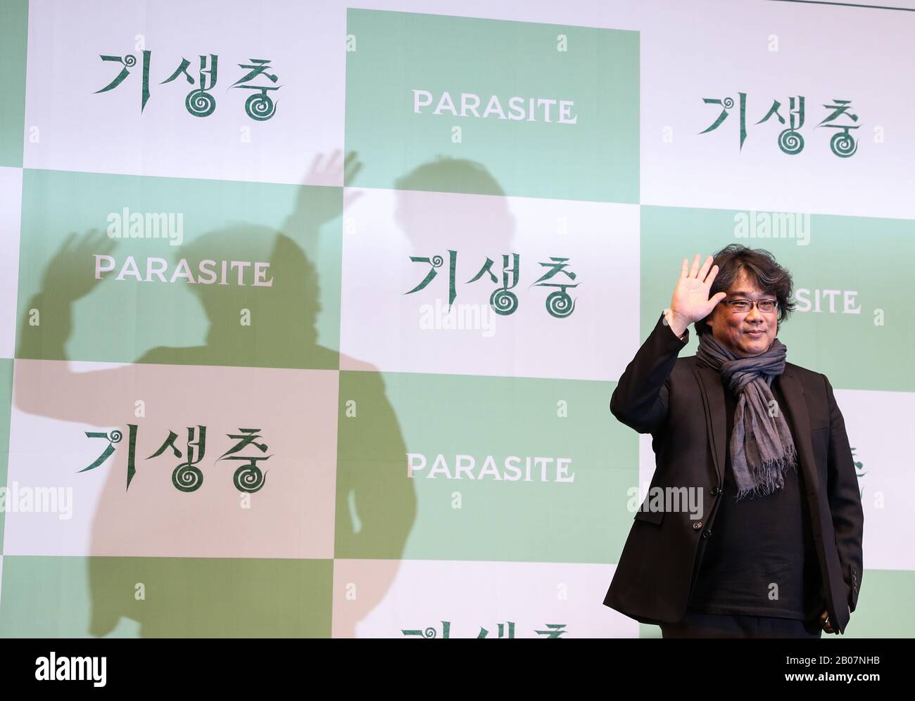 (200219) -- SEOUL, Feb. 19, 2020 (Xinhua) -- Bong Joon-ho, director of the South Korean film 'Parasite', poses for photos at a press conference in Seoul, South Korea, Feb. 19, 2020. 'Parasite', a South Korean black comedy, became the first non-English language film to win the Oscar for best picture, and also nabbed awards for best original screenplay, best international feature film and best director for Bong Joon-ho at the 92nd Academy Awards on Feb. 9, 2020. (Xinhua/Wang Jingqiang) Stock Photo
