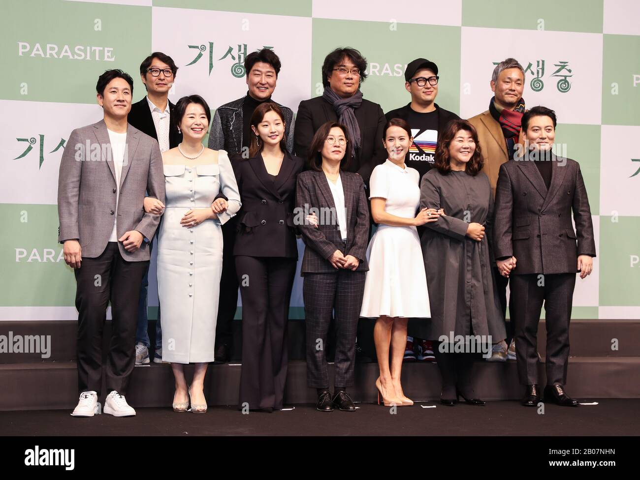 (200219) -- SEOUL, Feb. 19, 2020 (Xinhua) -- The cast and creative team of South Korean film 'Parasite' pose for a group photo at a press conference in Seoul, South Korea, Feb. 19, 2020. 'Parasite', a South Korean black comedy, became the first non-English language film to win the Oscar for best picture, and also nabbed awards for best original screenplay, best international feature film and best director for Bong Joon-ho at the 92nd Academy Awards on Feb. 9, 2020. (Xinhua/Wang Jingqiang) Stock Photo