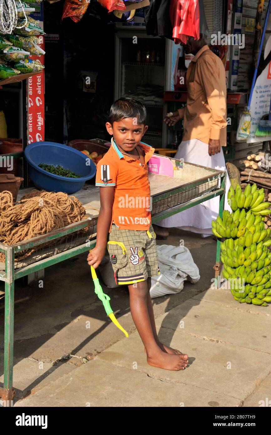 Sri Lanka, Kotagala, boy in front of a shop Stock Photo
