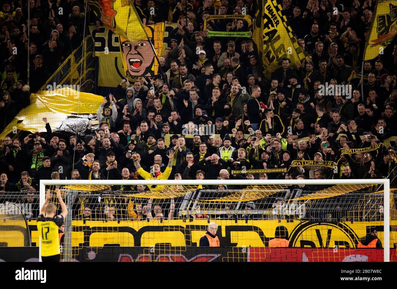 Dortmund, 18.02.2020 Schlußjubel: Erling Haaland (BvB) lässt sich von den Fans auf der Südtribüne feiern  Final cheers: Erling Haaland (BvB) is celebr Stock Photo