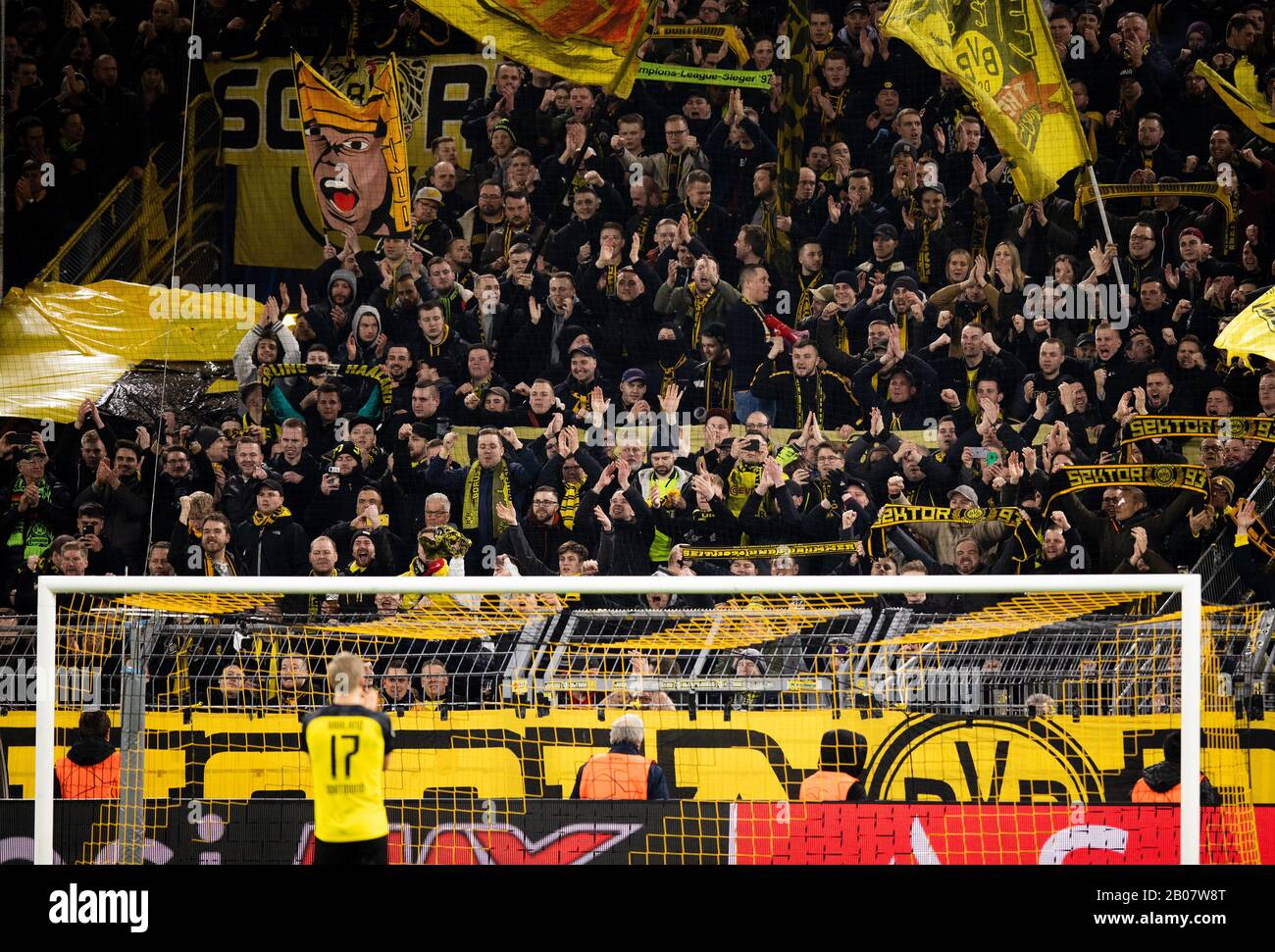 Dortmund, 18.02.2020 Schlußjubel: Erling Haaland (BvB) lässt sich von den Fans auf der Südtribüne feiern  Final cheers: Erling Haaland (BvB) is celebr Stock Photo