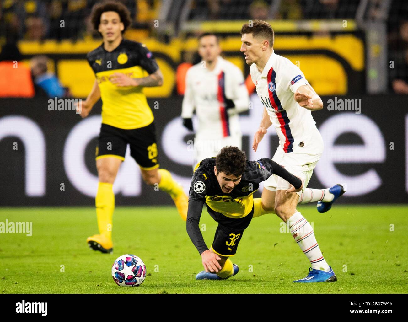 Dortmund, 18.02.2020 Giovanni Reyna (BvB) Thomas Meunier (PSG) Borussia Dortmund - Paris Saint-Germain Stock Photo