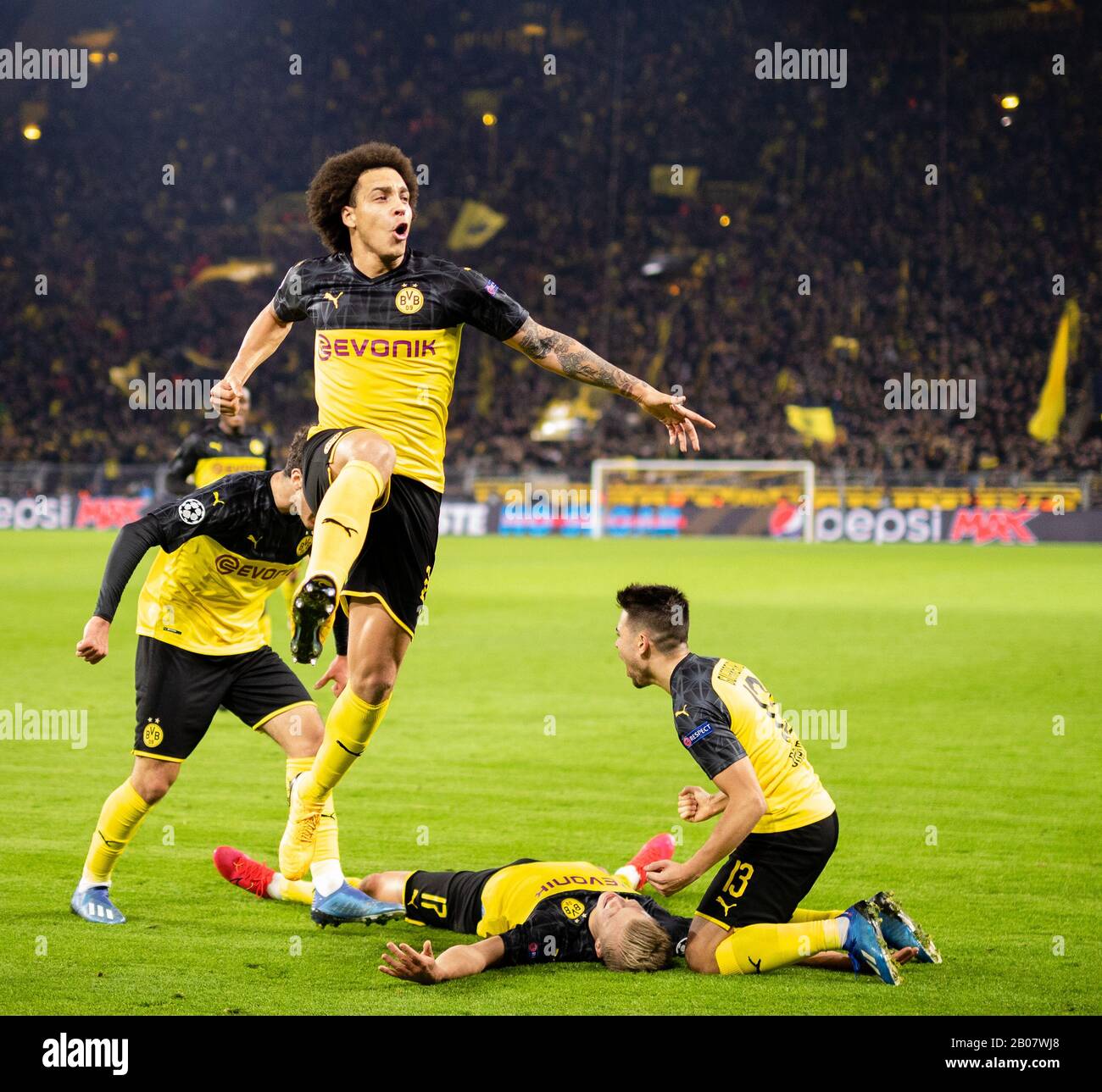 Dortmund, 18.02.2020 Torjubel Axel Witsel (BvB), Giovanni Reyna (BvB
