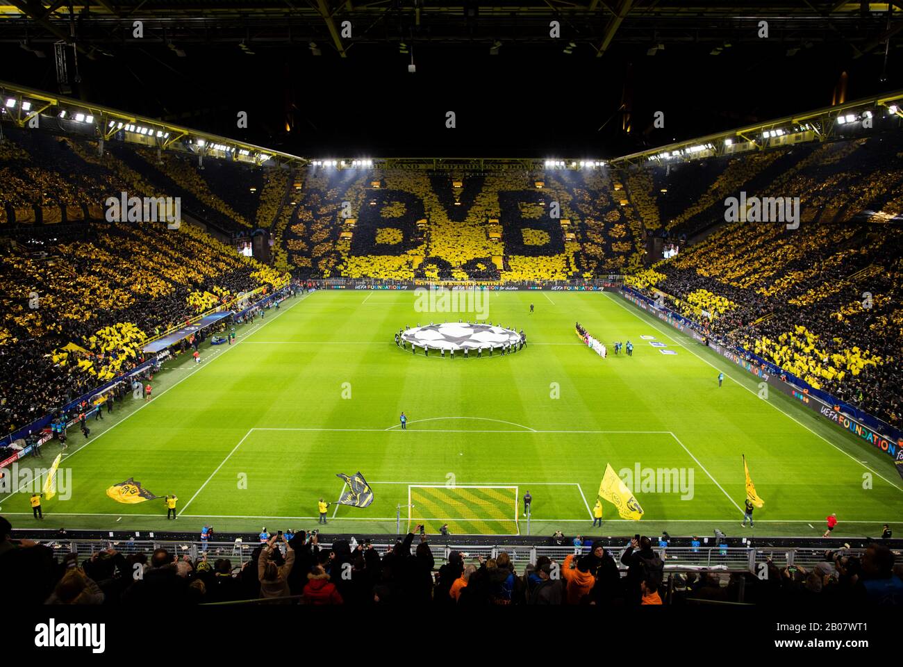 Dortmund, 18.02.2020 Choreo der BVB Fans Borussia Dortmund - Paris Saint-Germain Choreo of the BVB fans Stock Photo