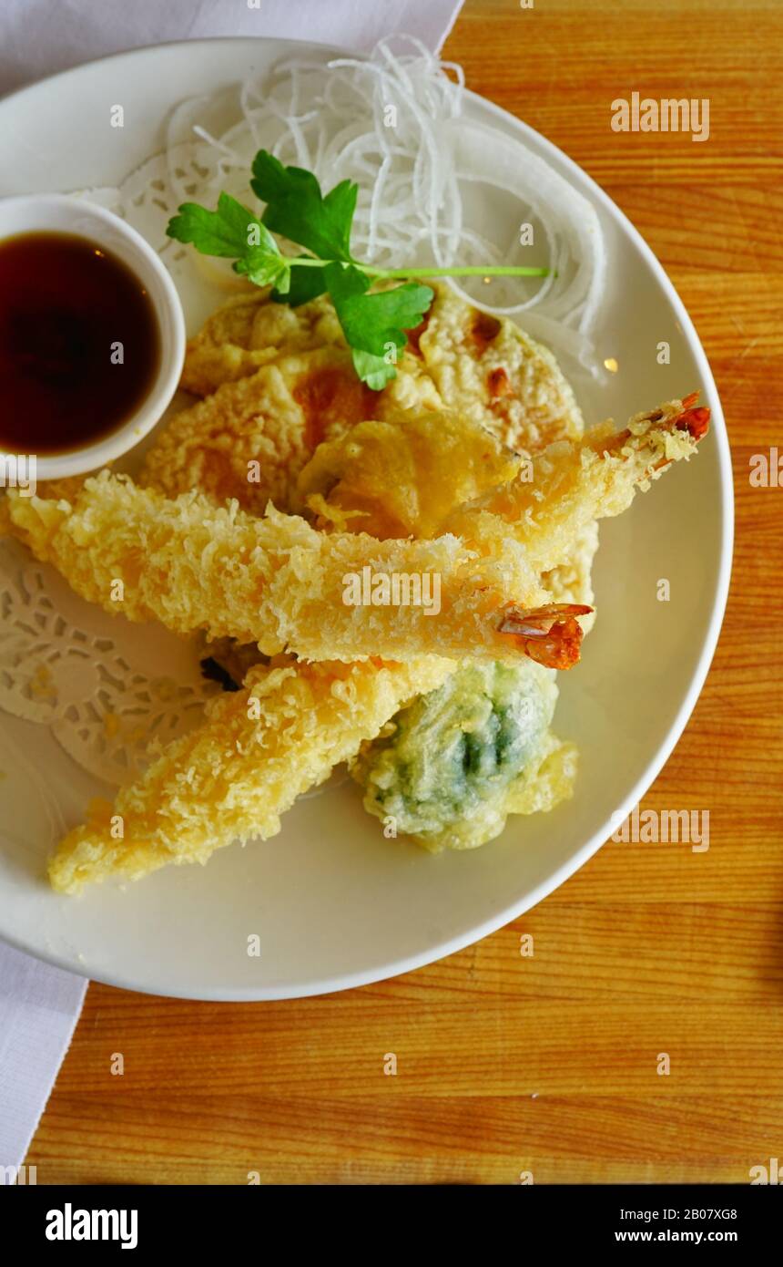 Deepfried shrimp and vegetable tempura fritters at a Japanese sushi restaurant Stock Photo Alamy