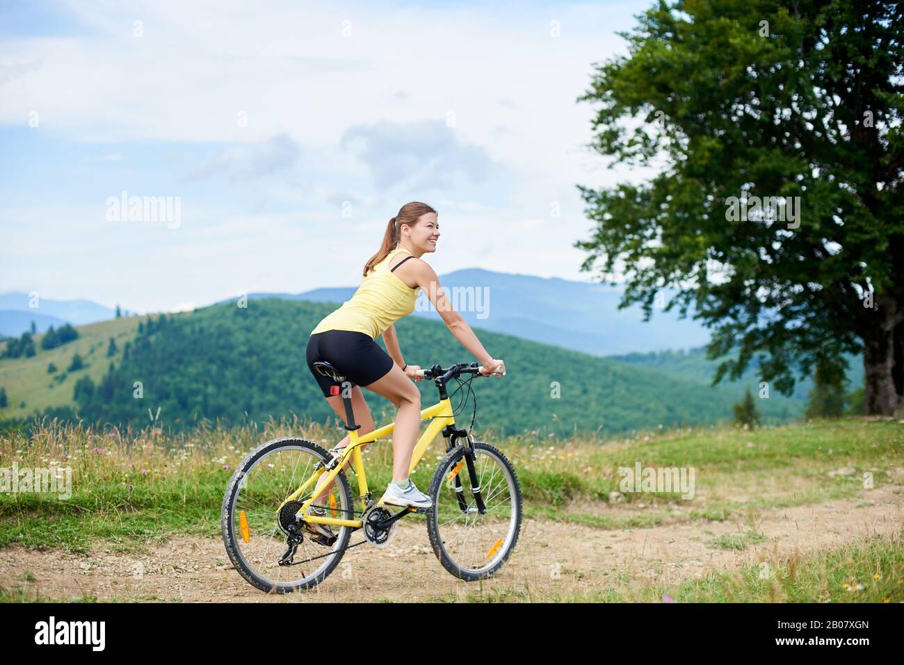 Yellow mountain bike hi-res stock photography and images - Alamy