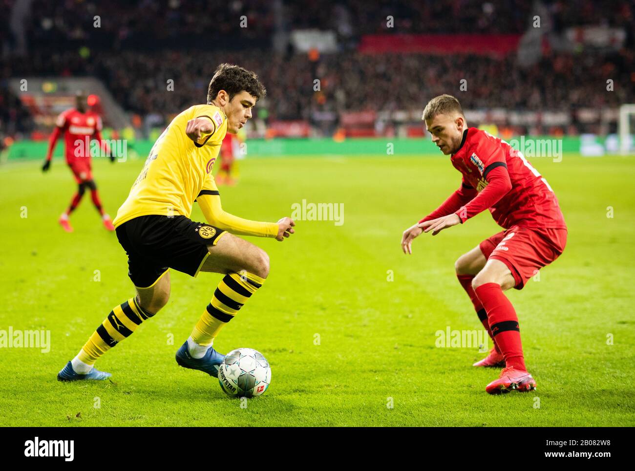 Leverkusen, 08.02.2020 Giovanni Reyna (BvB), Daley Sinkgraven (Leverkusen) Bayer Leverkusen - Borussia Dortmund Stock Photo
