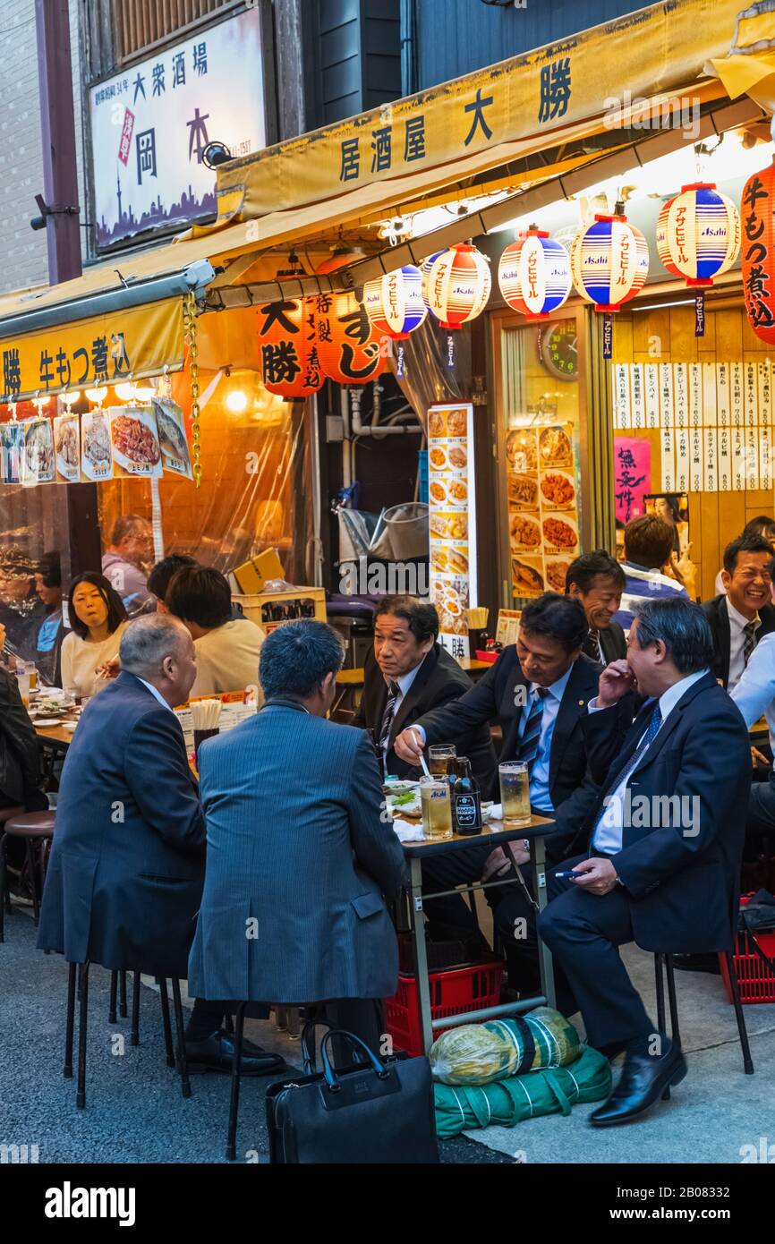 Businessmen in karaoke bar tokyo hi-res stock photography and images - Alamy