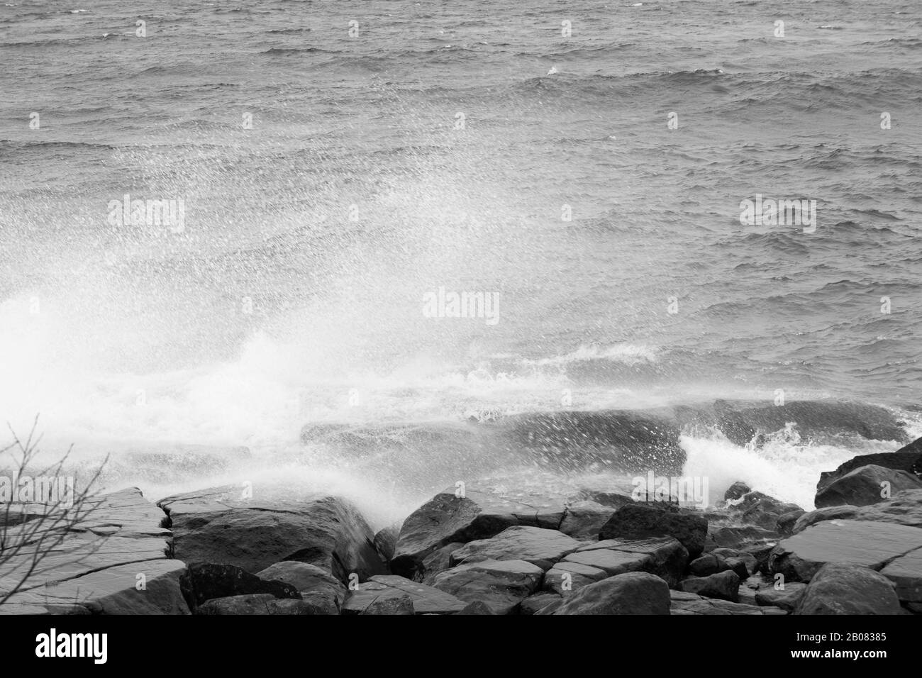 Splashing waves black rocky hi-res stock photography and images - Alamy