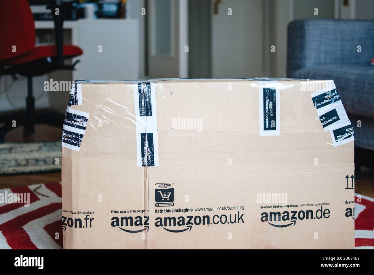 Open box amazon hi-res stock photography and images - Alamy
