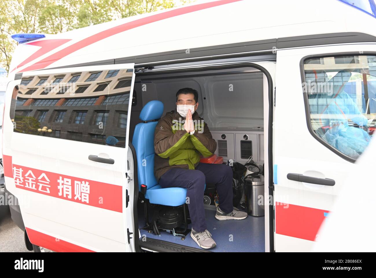 Wuhan, China. 19th Feb 2020. A recovered patients with severe novel coronavirus pneumonia (NCP) shows gratitude to medical staff at the west campus of Wuhan Union Hospital in Wuhan, central China's Hubei Province, Feb. 19, 2020. A total of 31 patients infected with severe NCP recovered and were discharged on Wednesday from the west campus of Wuhan Union Hospital, after receiving medical treatment of nearly two weeks. (Xinhua/Chen Yehua) Credit: Xinhua/Alamy Live News Stock Photo