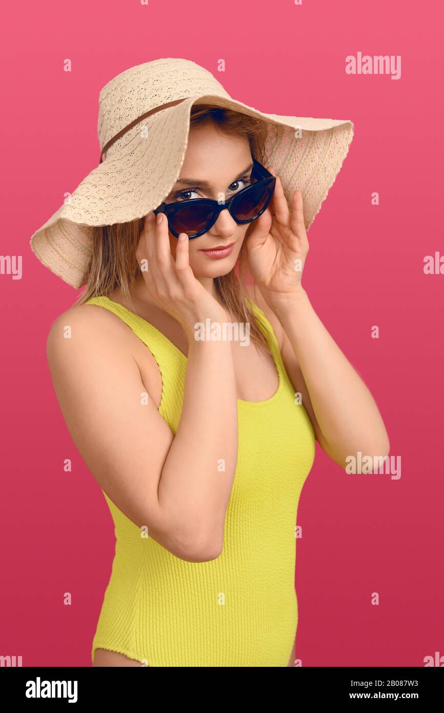 Looking over sunglasses hi-res stock photography and images - Page 3 - Alamy