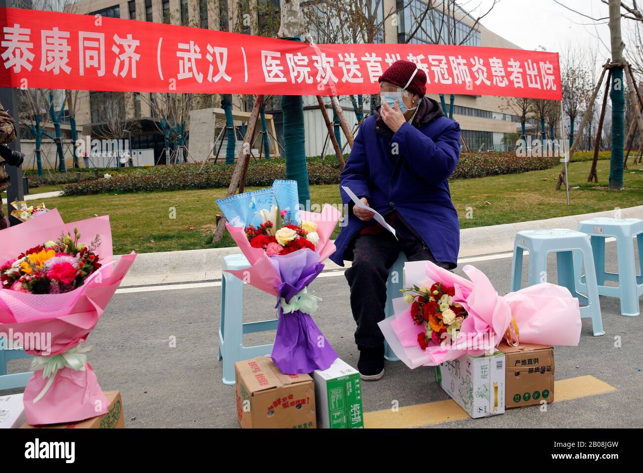 Wuhan, China. 19th Feb 2020. A patient who recovered from novel coronavirus pneumonia (NCP) prepares to leave the Taikang Tongji Hospital in Wuhan, central China's Hubei Province, Feb. 19, 2020. A total of 13 patients infected with NCP recovered and were discharged on Wednesday in Taikang Tongji Hospital. (Xinhua/Shen Bohan) Credit: Xinhua/Alamy Live News Stock Photo