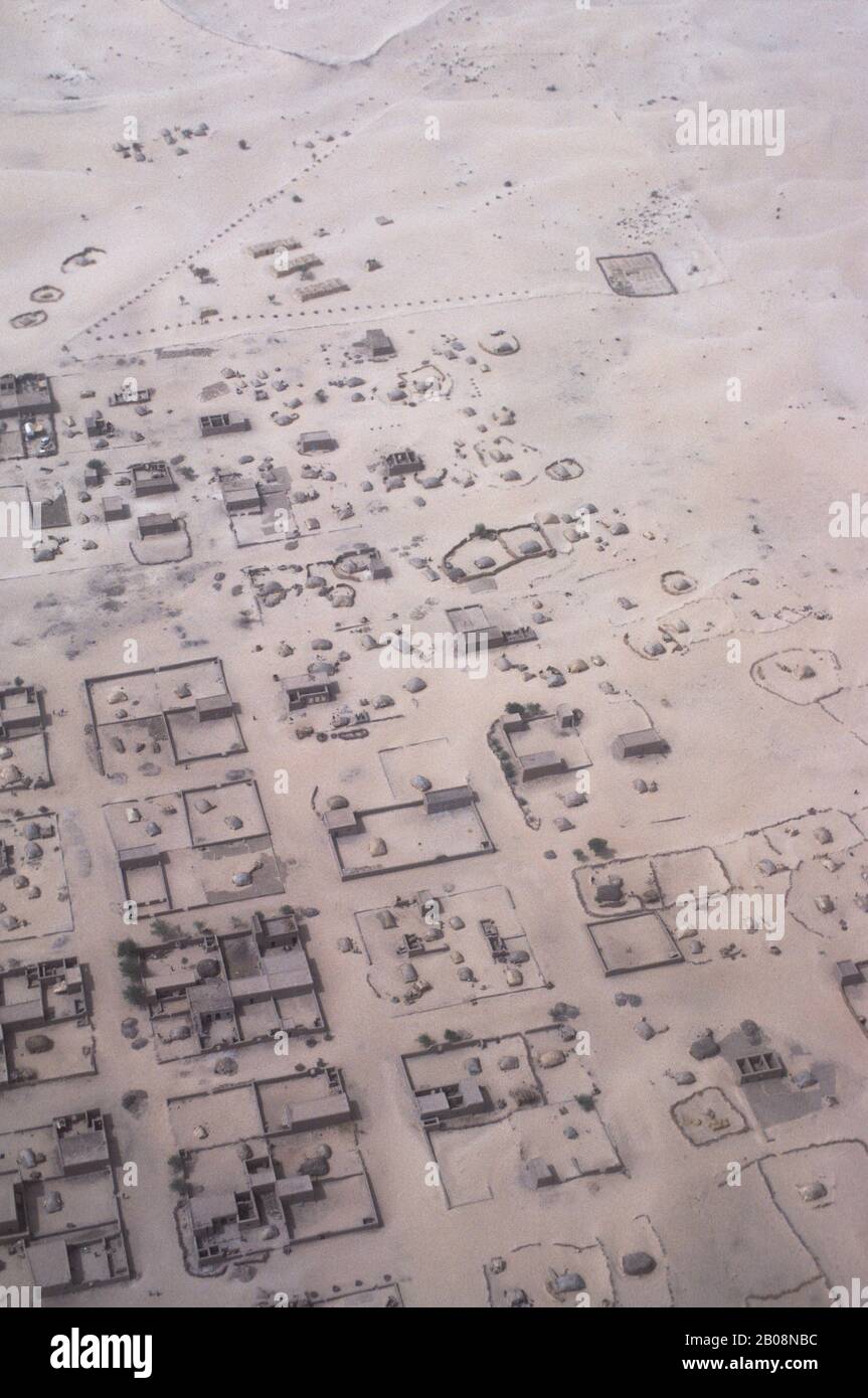 AFRICA, MALI, FLIGHT FROM BAMAKO TO TIMBUKTU, AERIAL PHOTO OF TIMBUKTU, TUAREG CAMPS AROUND CITY Stock Photo