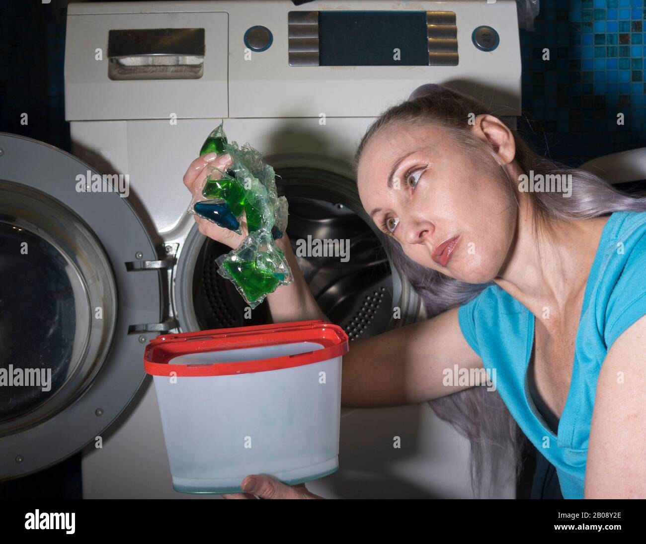 Woman stuck. Девушка в стиралке. Застряла в стиральной машинке. Девочка застряла в стиральной машинке. Женщина застряла в стиральной машинке.