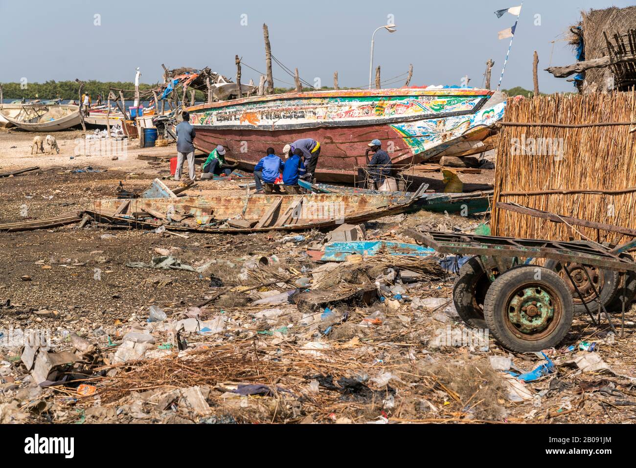 Plastik Müll und kaputte Fischerboote in Missirah, Sine Saloum Delta, Senegal,  Westafrika  | broken fishing boats and plastic waste in Missirah, Sine Stock Photo