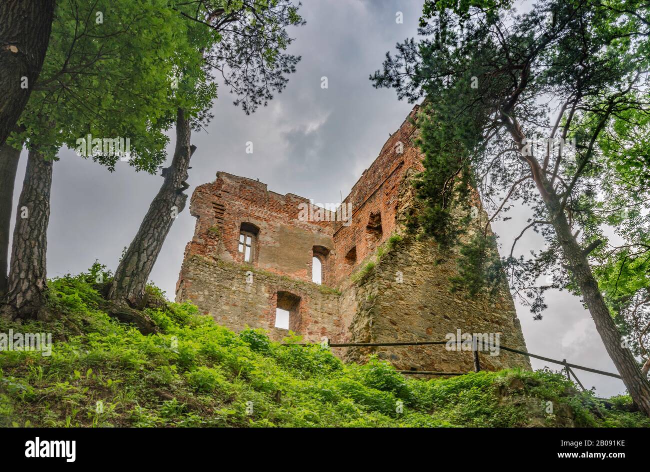 Ruined 14th century castle hi-res stock photography and images - Alamy