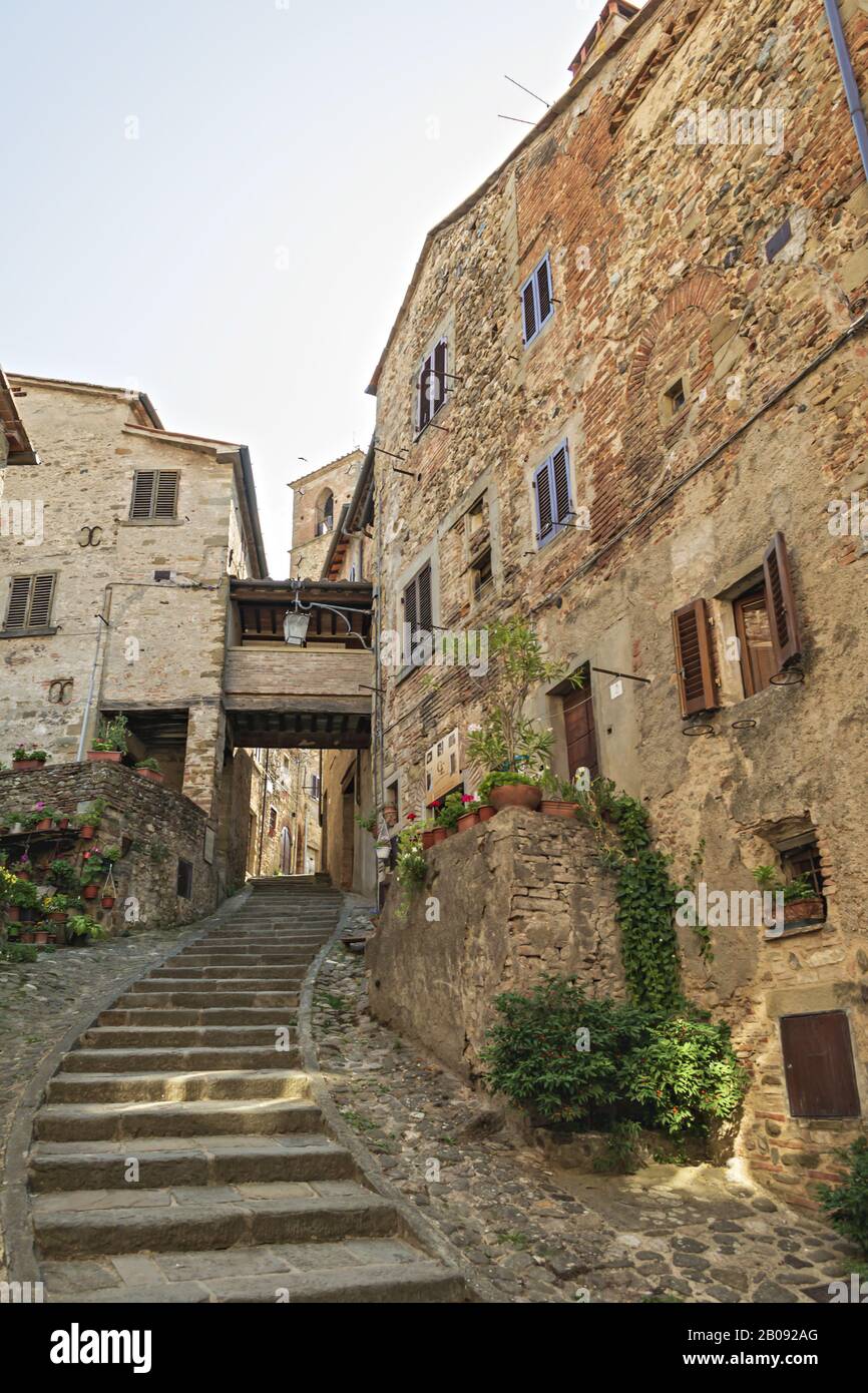 anghiari passaggio tipico con scala in pietra nel borgo antico vista ravvicinata Stock Photo