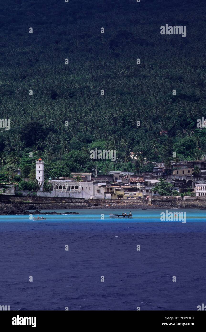 COMORO ISLANDS, GRAND COMORE, MORONI, VIEW OF TOWN, COCONUT PALM PLANTATION Stock Photo