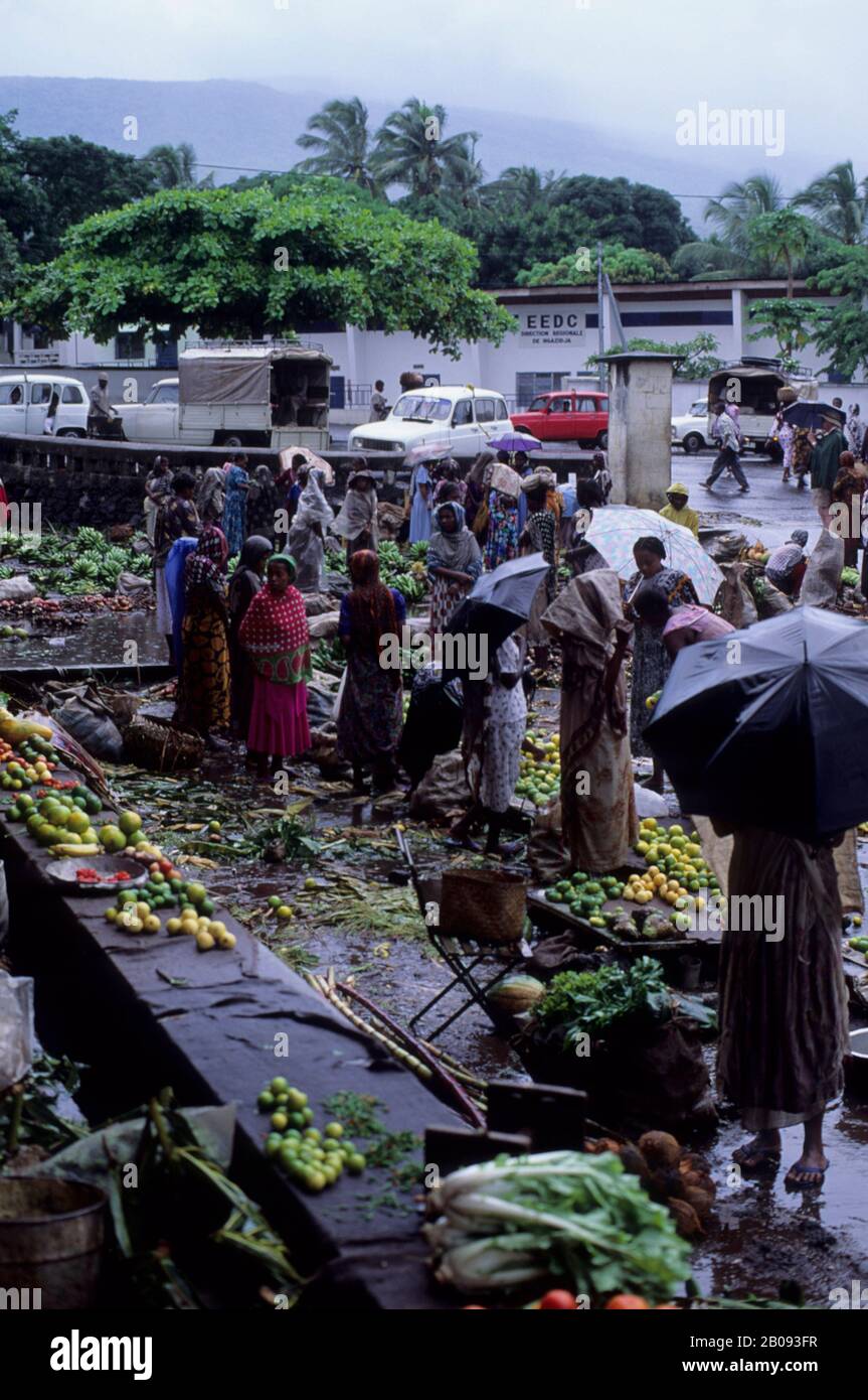 COMORO ISLANDS, GRAND COMORE, MORONI, MARKET SCENE IN RAIN Stock Photo