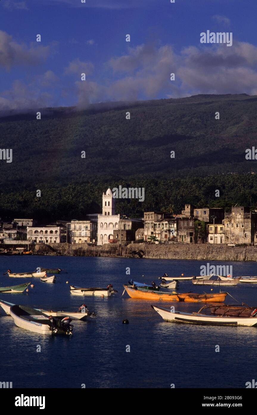 COMORO ISLANDS, GRAND COMORE, MORONI, VIEW OF TOWN WITH FISHING BOATS IN FOREGROUND Stock Photo